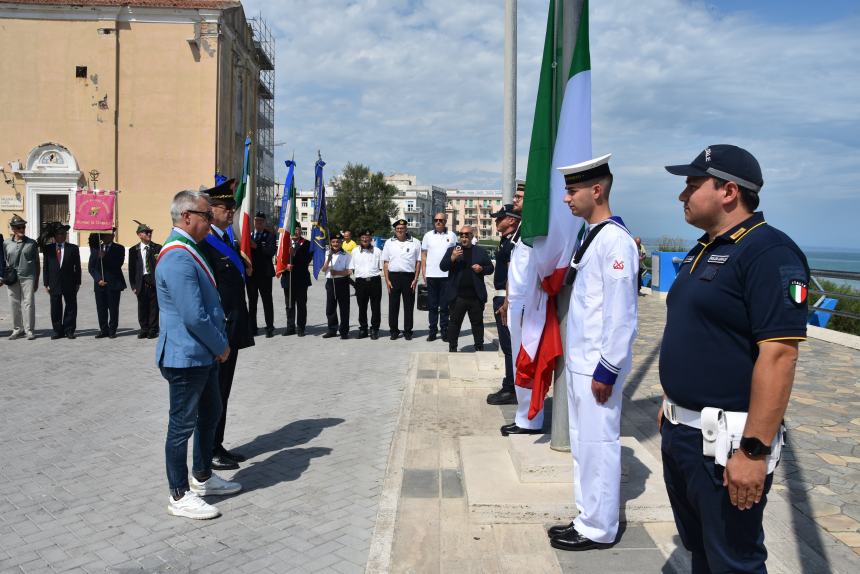 Cerimonia dell’alzabandiera a Piazza Sant’Antonio