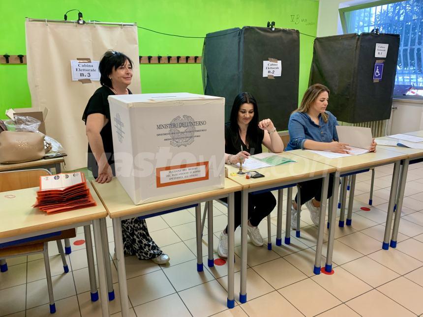 Al via il voto per le Europee, aperti i seggi dalle 15