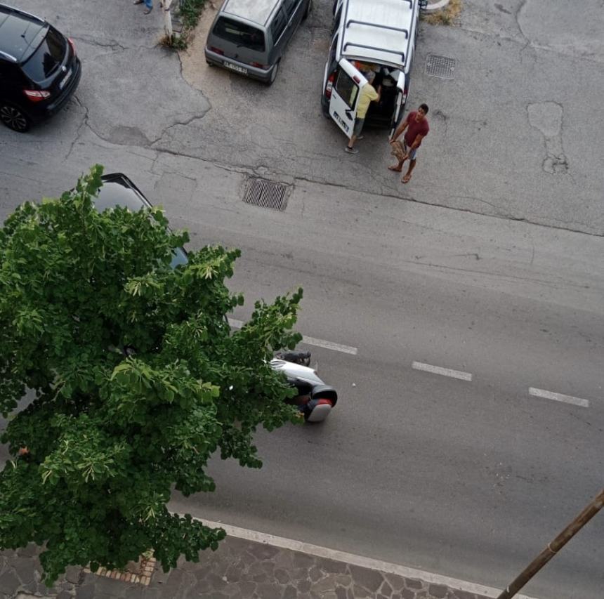 Scontro auto-scooterone lungo via Ciccarone, ferito un centauro