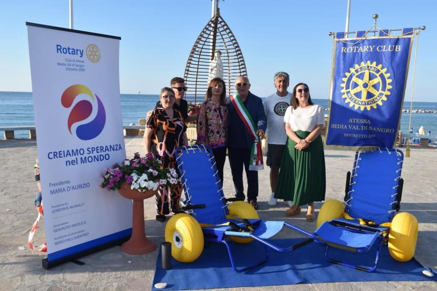 Donate a Casalbordino 2 carrozzine job per persone con disabilità dal Rotary di Atessa 