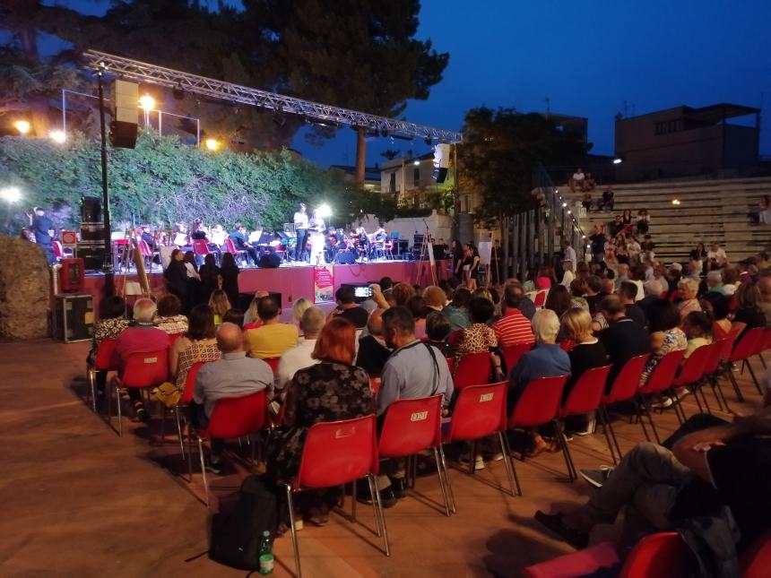 Musica, riflessioni e doni al concerto dell'Orchestra Rossetti: "Complimenti per la vittoria" 