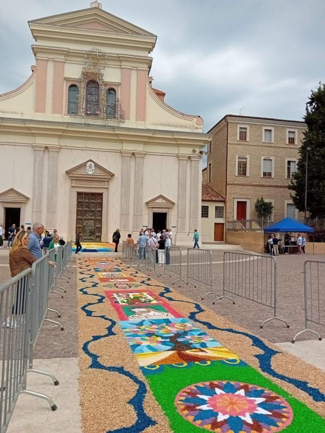 I colori dell’Infiorata alla Basilica della Madonna dei Miracoli di Casalbordino 