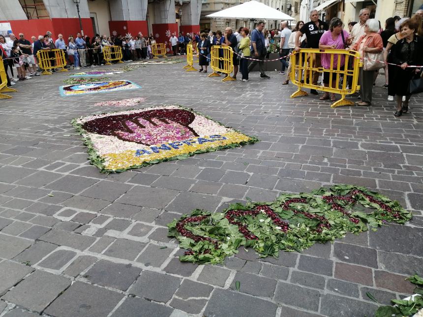 A Vasto il corteo del Corpus Domini lungo il colorato tappeto di fiori: “Preghiamo per la pace”