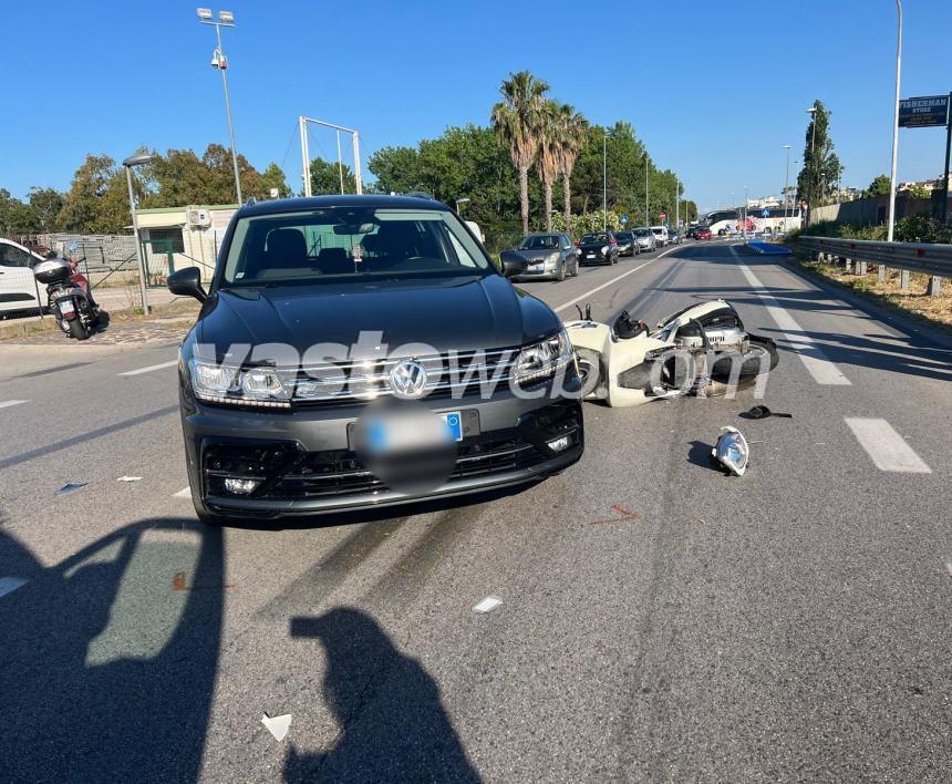 Scontro sulla Statale 16 vicino alla stazione Vasto - San Salvo, centauro in ospedale 