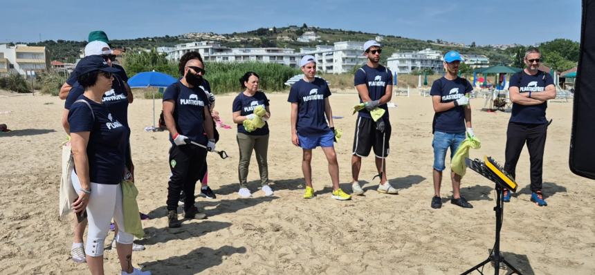 30 bottiglie di vetro e 10 sacchi di rifiuti: è tornata la raccolta Plastic Free a Vasto Marina 