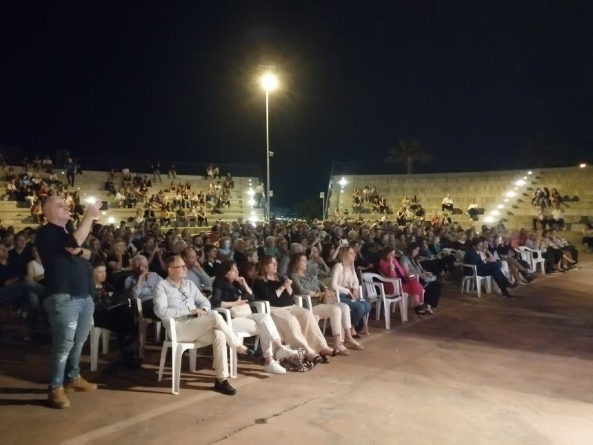 Musica, riflessioni e doni al concerto dell'Orchestra Rossetti: "Complimenti per la vittoria" 