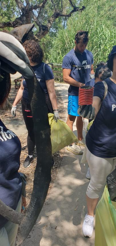 30 bottiglie di vetro e 10 sacchi di rifiuti: è tornata la raccolta Plastic Free a Vasto Marina 