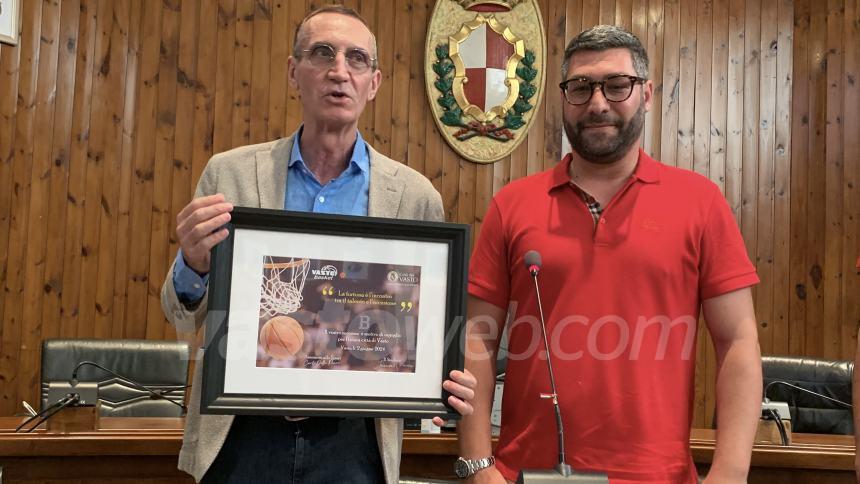 La città omaggia la Vasto Basket: “Avete scritto una pagina importante di storia”