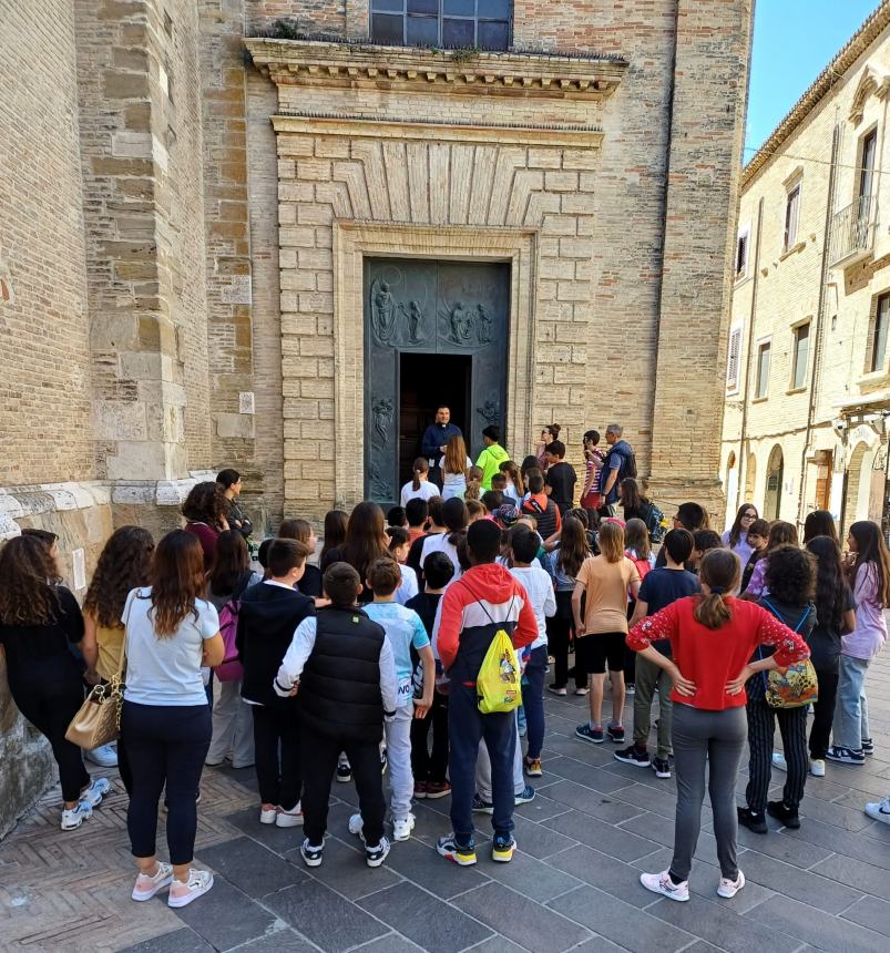 Studenti vastesi in visita a Santa Maria Maggiore e alla sua torre camapanaria 