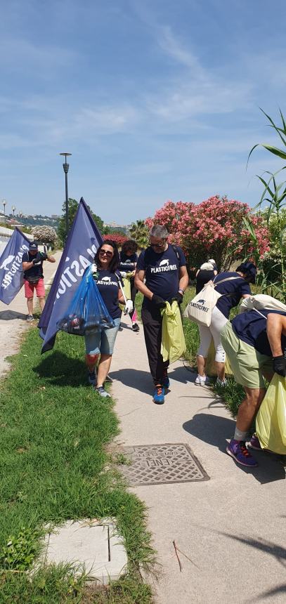 30 bottiglie di vetro e 10 sacchi di rifiuti: è tornata la raccolta Plastic Free a Vasto Marina 