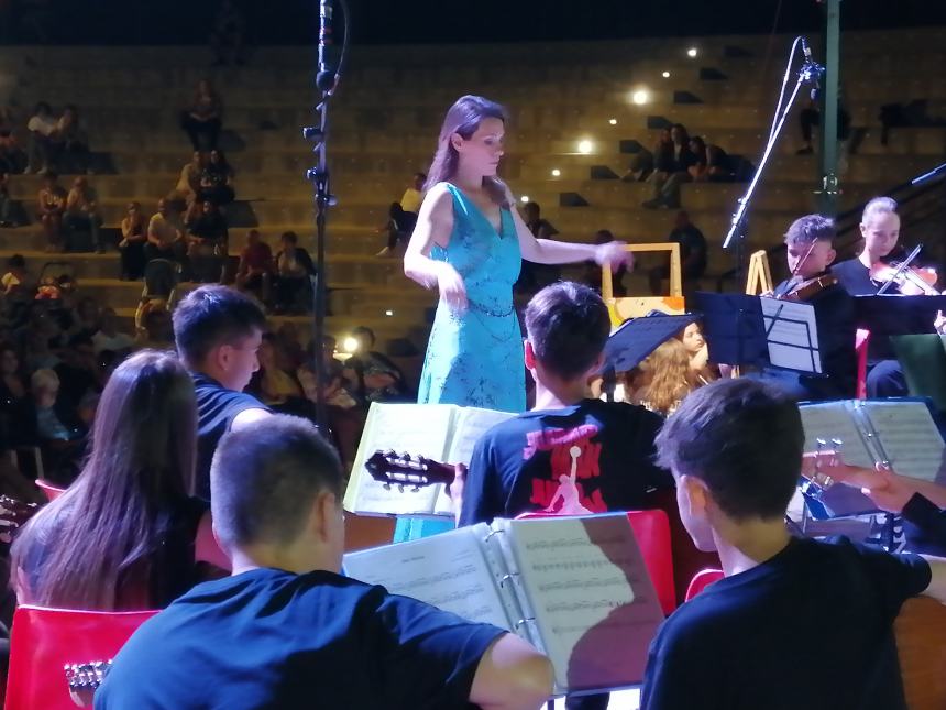 Musica, riflessioni e doni al concerto dell'Orchestra Rossetti: "Complimenti per la vittoria" 