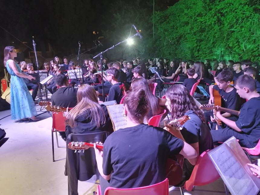 Musica, riflessioni e doni al concerto dell'Orchestra Rossetti: "Complimenti per la vittoria" 