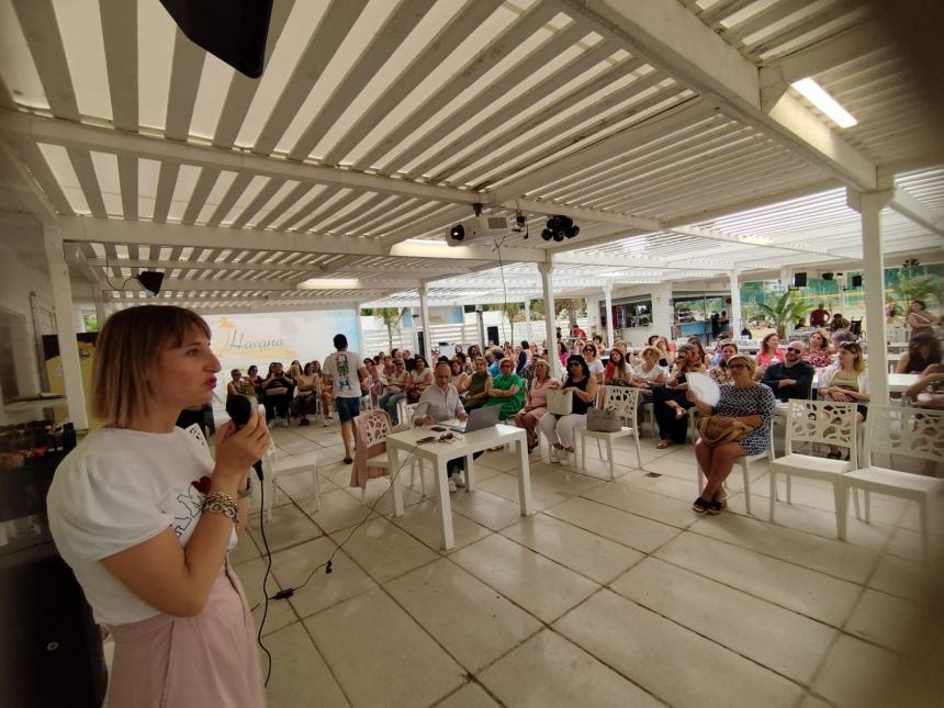 Collegio docenti dell'istituto "Achille Pace" in spiaggia