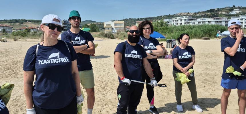 30 bottiglie di vetro e 10 sacchi di rifiuti: è tornata la raccolta Plastic Free a Vasto Marina 