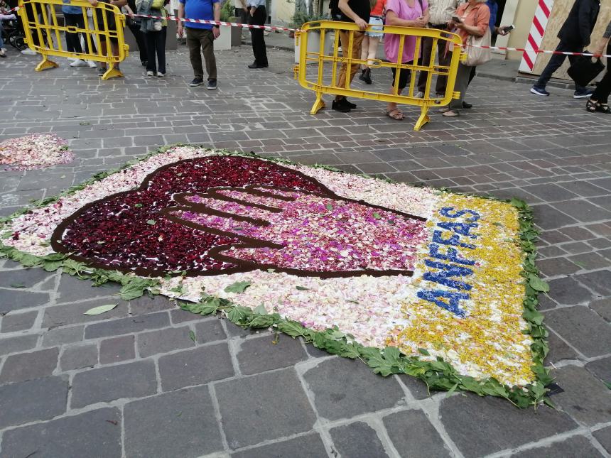 A Vasto il corteo del Corpus Domini lungo il colorato tappeto di fiori: “Preghiamo per la pace”