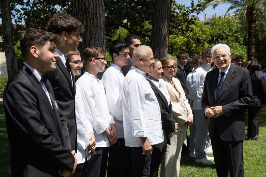 Mattarella con gli allievi dell'istituto alberghiero di Termoli 