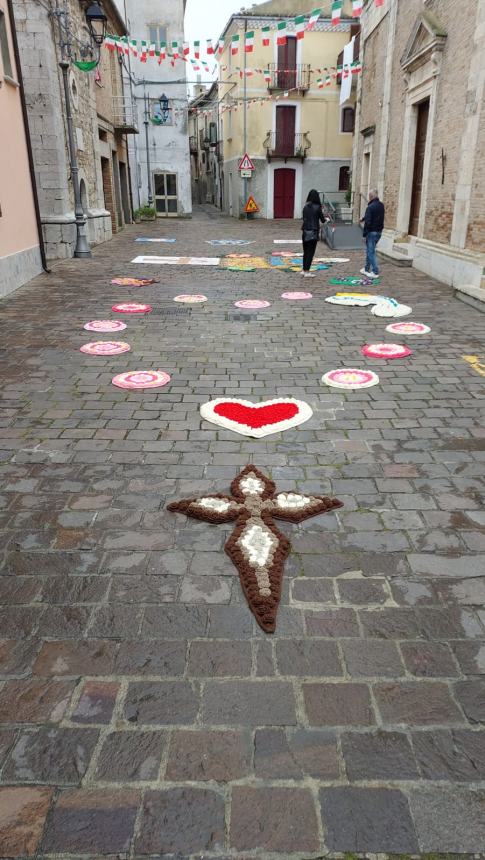 L’ Infiorata a Celenza sul Trigno un’esplosione di profumi e colori