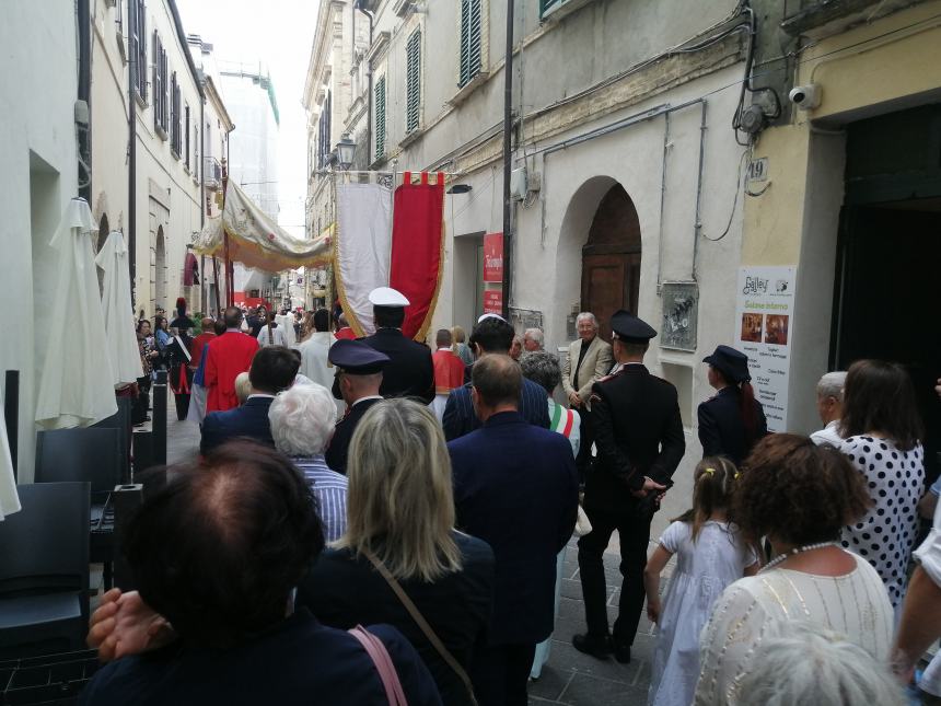 A Vasto il corteo del Corpus Domini lungo il colorato tappeto di fiori: “Preghiamo per la pace”