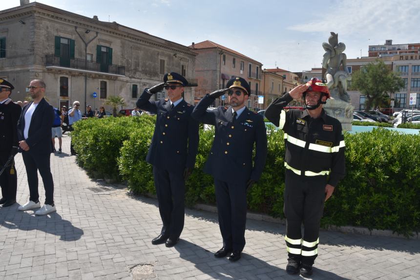 Cerimonia dell’alzabandiera a Piazza Sant’Antonio