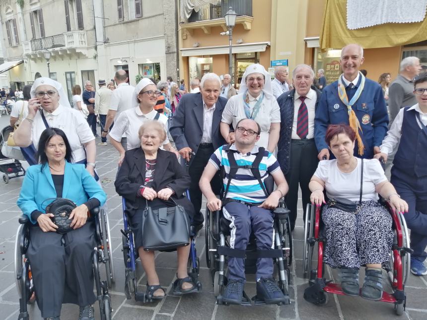 A Vasto il corteo del Corpus Domini lungo il colorato tappeto di fiori: “Preghiamo per la pace”