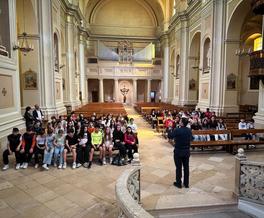 Studenti vastesi in visita a Santa Maria Maggiore e alla sua torre camapanaria 