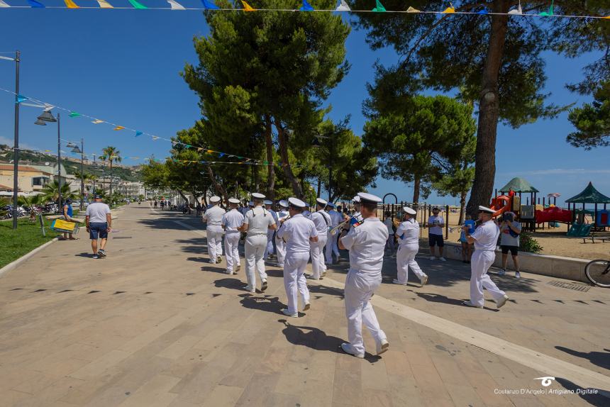 La  Fanfara  dell’Accademia Navale di Livorno incanta i bagnati sul lungomare