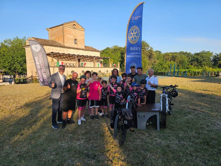 A Pollutri donata una panchina per la ricarica delle bici e-bike nel Bosco di Don Venanzio