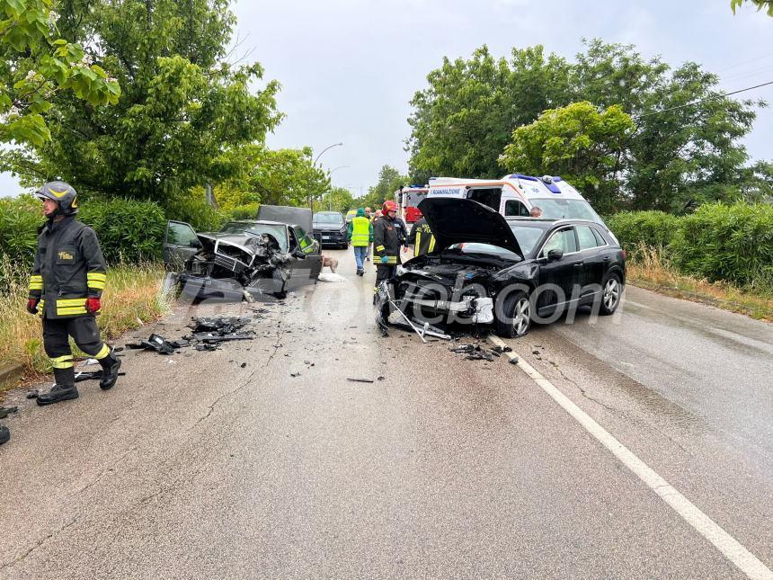 Frontale alla fine di via del Porto a Vasto, 5 persone in ospedale