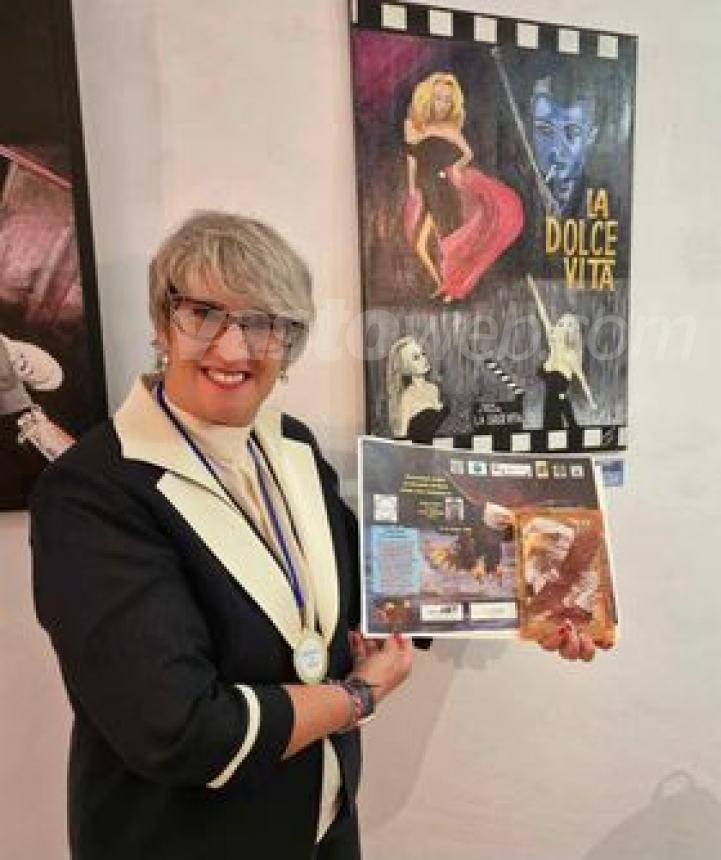 L'artista Cinzia Corti premiata al "Visual Art's great trophy golden eagle 2024"