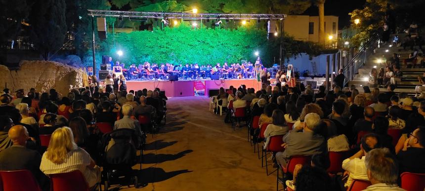 Musica, riflessioni e doni al concerto dell'Orchestra Rossetti: "Complimenti per la vittoria" 