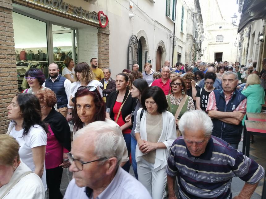 A Vasto il corteo del Corpus Domini lungo il colorato tappeto di fiori: “Preghiamo per la pace”