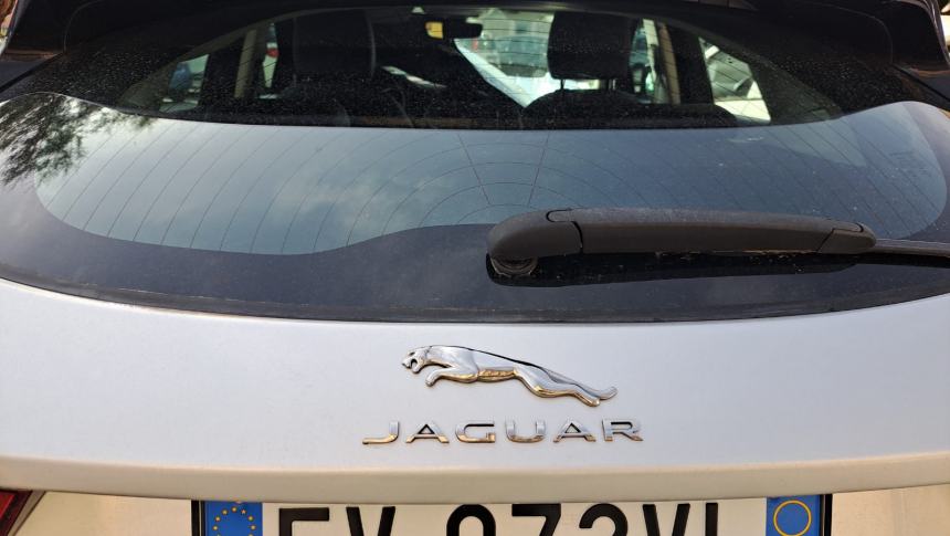 Ci risiamo, ladri tentano di rubare una Jaguar in piazza Sant'Antonio