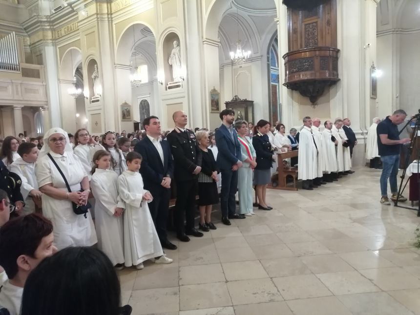 A Vasto il corteo del Corpus Domini lungo il colorato tappeto di fiori: “Preghiamo per la pace”