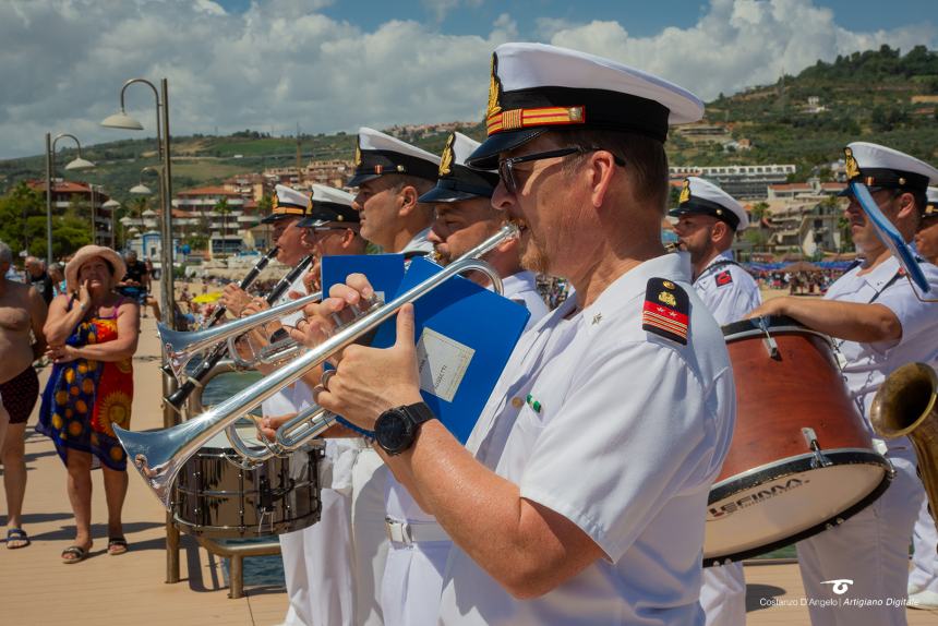 La  Fanfara  dell’Accademia Navale di Livorno incanta i bagnati sul lungomare