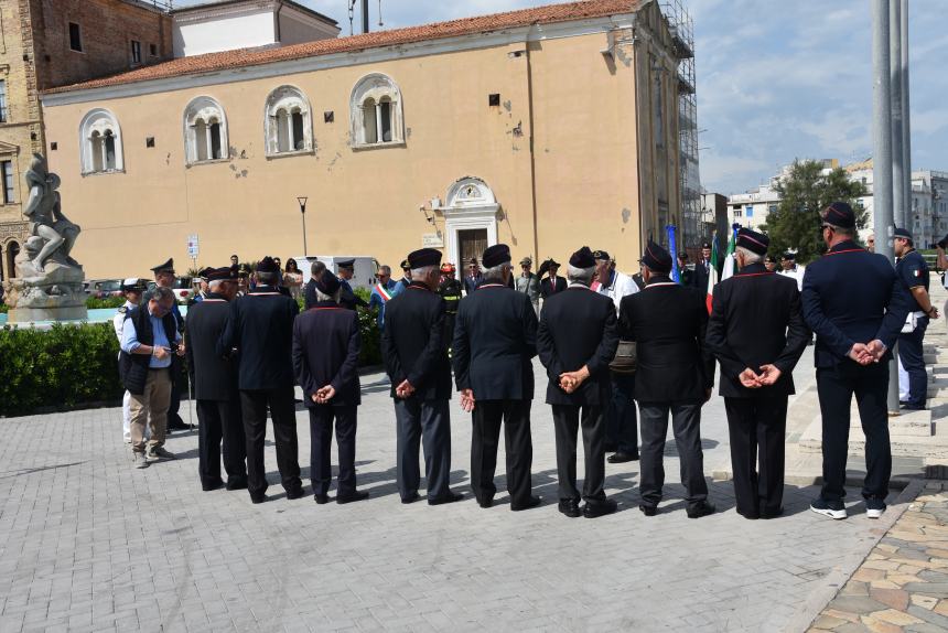 Cerimonia dell’alzabandiera a Piazza Sant’Antonio