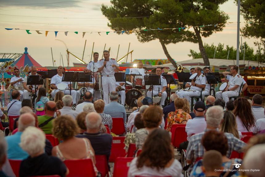 Tripla esibizione della Fanfara dell’Accademia navale di Livorno: “Applausi da cittadini e turisti” 