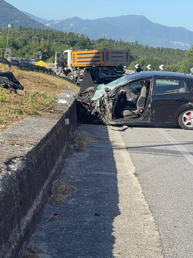 Scontro frontale auto-camion sulla statale 85, due feriti trasportati in ospedale