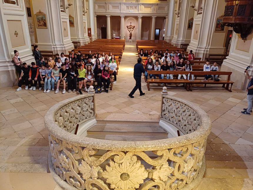 Studenti vastesi in visita a Santa Maria Maggiore e alla sua torre camapanaria 