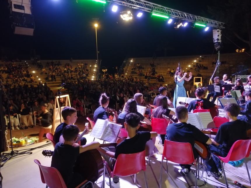 Musica, riflessioni e doni al concerto dell'Orchestra Rossetti: "Complimenti per la vittoria" 