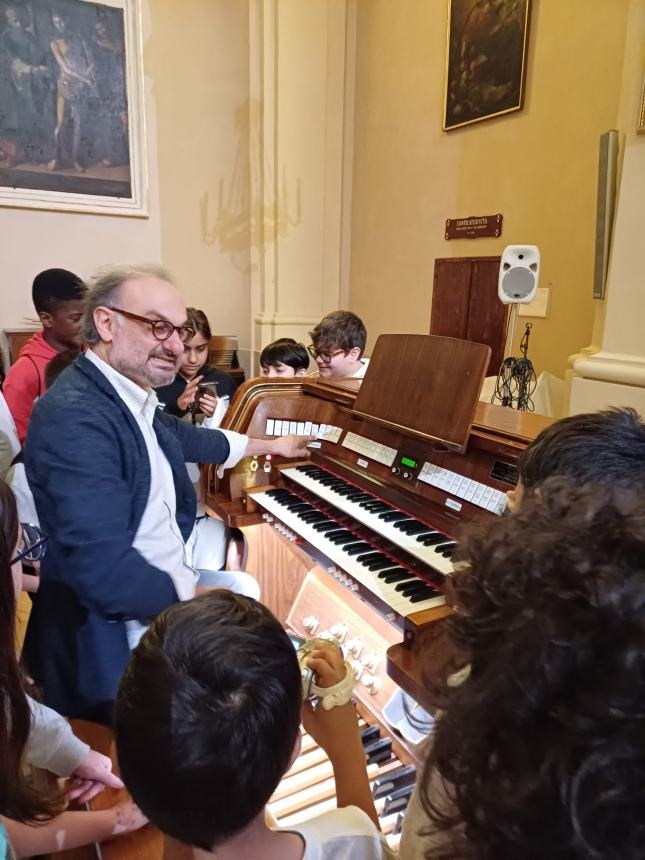 Studenti vastesi in visita a Santa Maria Maggiore e alla sua torre camapanaria 