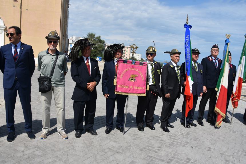 Cerimonia dell’alzabandiera a Piazza Sant’Antonio