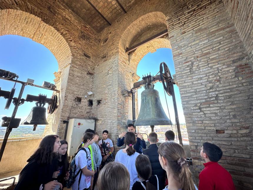 Studenti vastesi in visita a Santa Maria Maggiore e alla sua torre camapanaria 