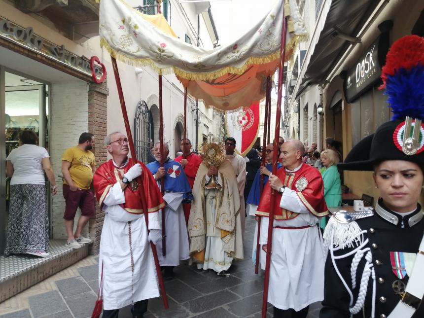 A Vasto il corteo del Corpus Domini lungo il colorato tappeto di fiori: “Preghiamo per la pace”