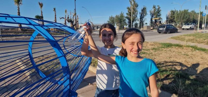 Installata una balena mangia plastica sul lungomare di San Salvo 