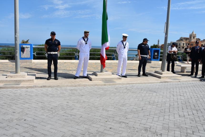 Cerimonia dell’alzabandiera a Piazza Sant’Antonio