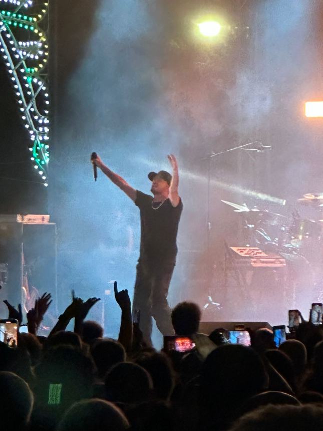 A Casalbordino piazza della Madonna dei Miracoli gremita per il concerto di Raf