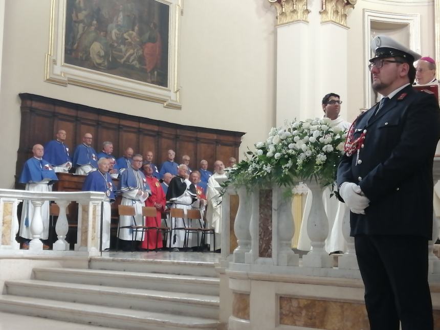 A Vasto il corteo del Corpus Domini lungo il colorato tappeto di fiori: “Preghiamo per la pace”