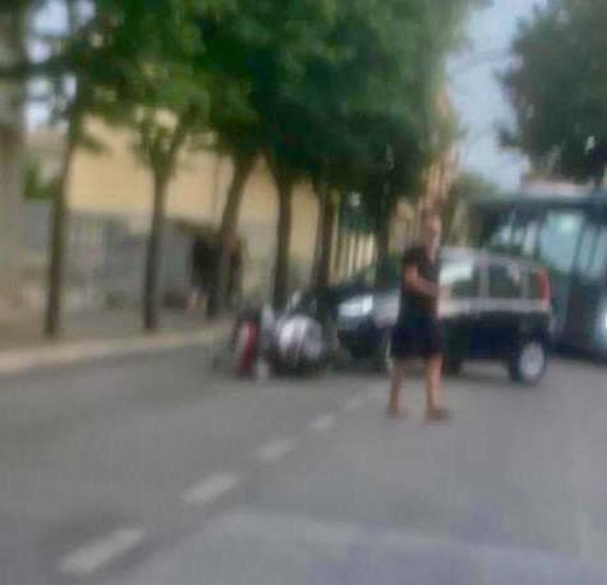 Scontro auto-scooterone lungo via Ciccarone, ferito un centauro