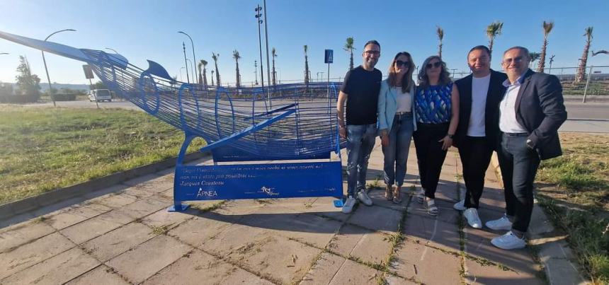 Installata una balena mangia plastica sul lungomare di San Salvo 