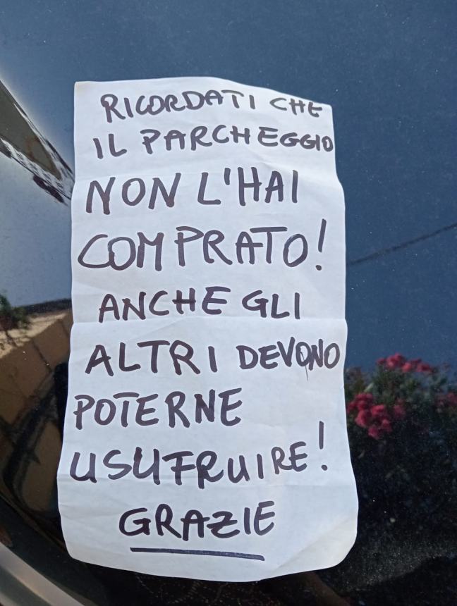 L'accoglienza al contrario: "Presa di mira" e "rigata" l'auto di una turista in centro